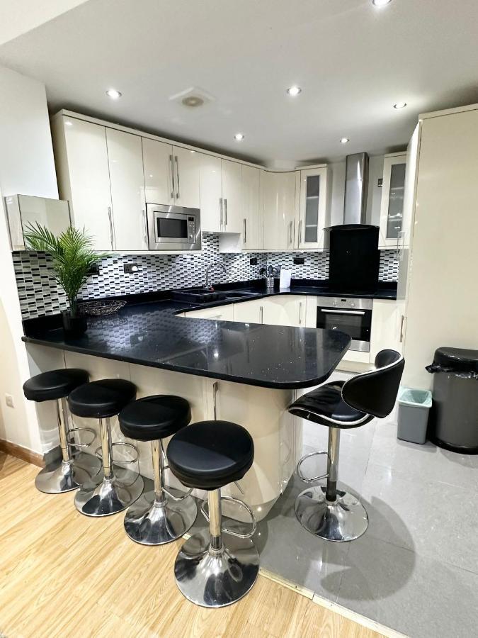 London Charm - Stylish Room In Spacious Home Exterior foto